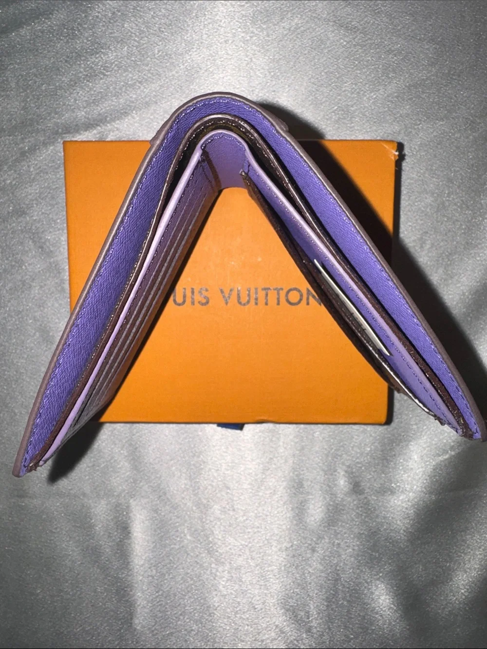🔥Louis Vuitton Multiple Wallet featuring brown leather with a purple leather!🔥